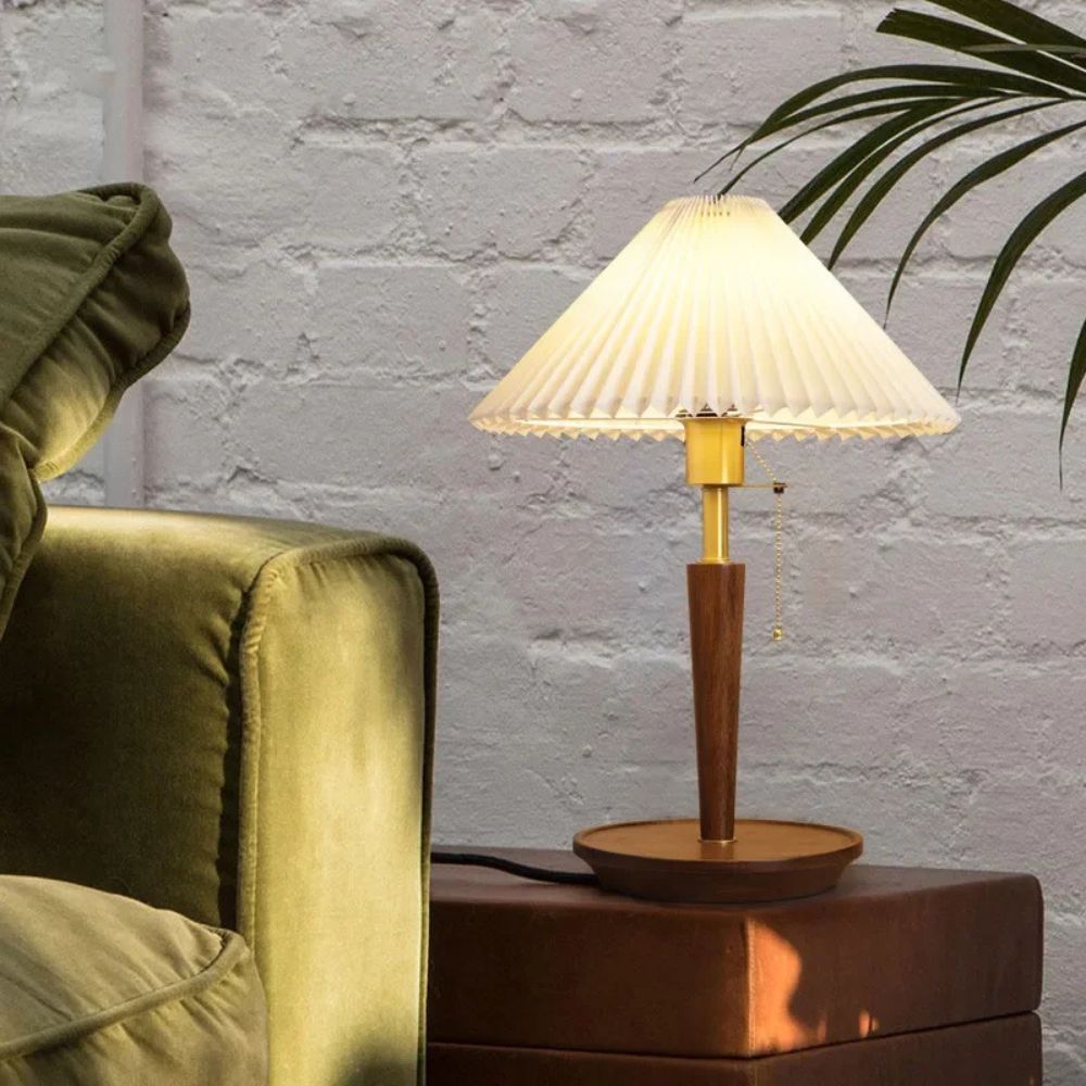 Veckad bordslampa i trä