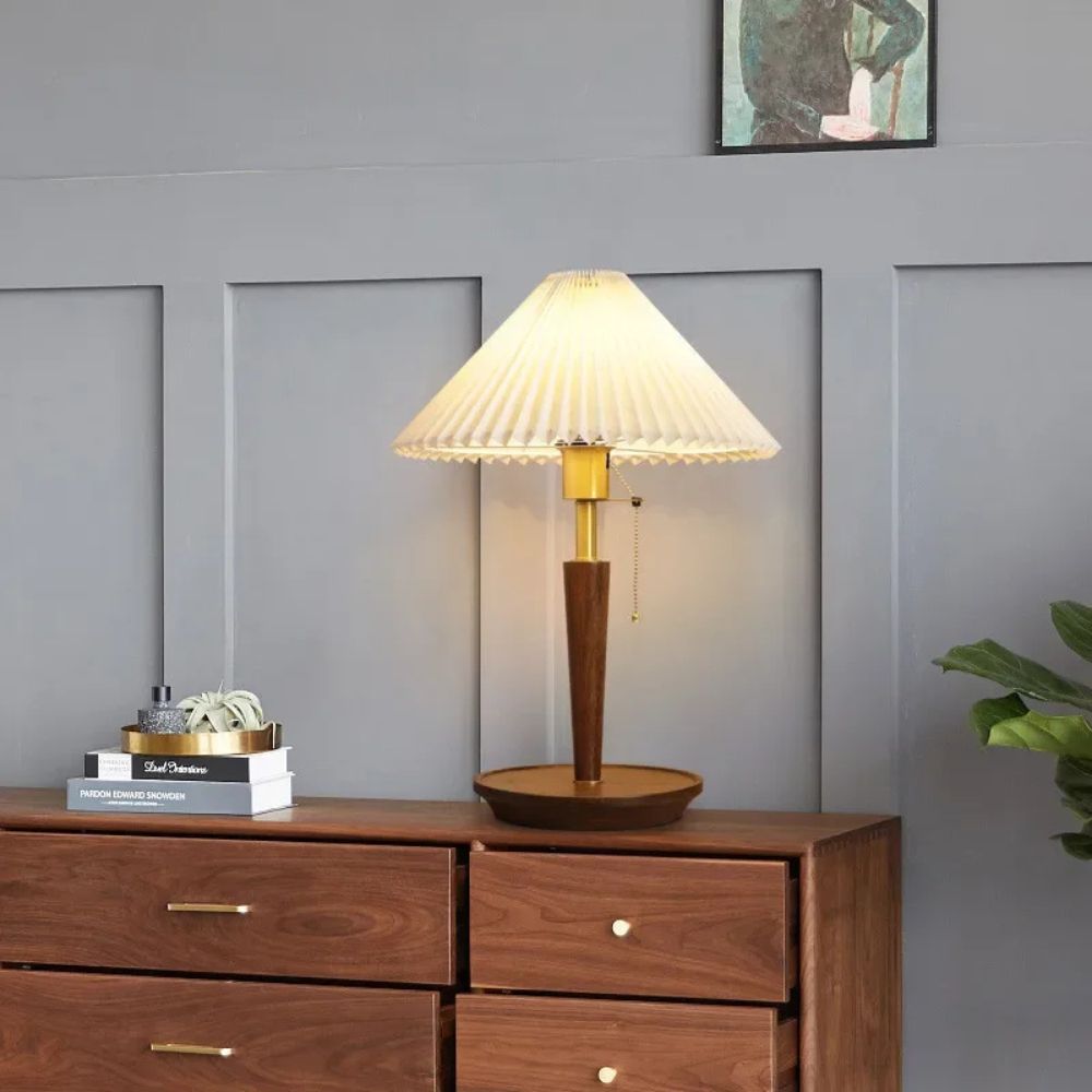 Veckad bordslampa i trä